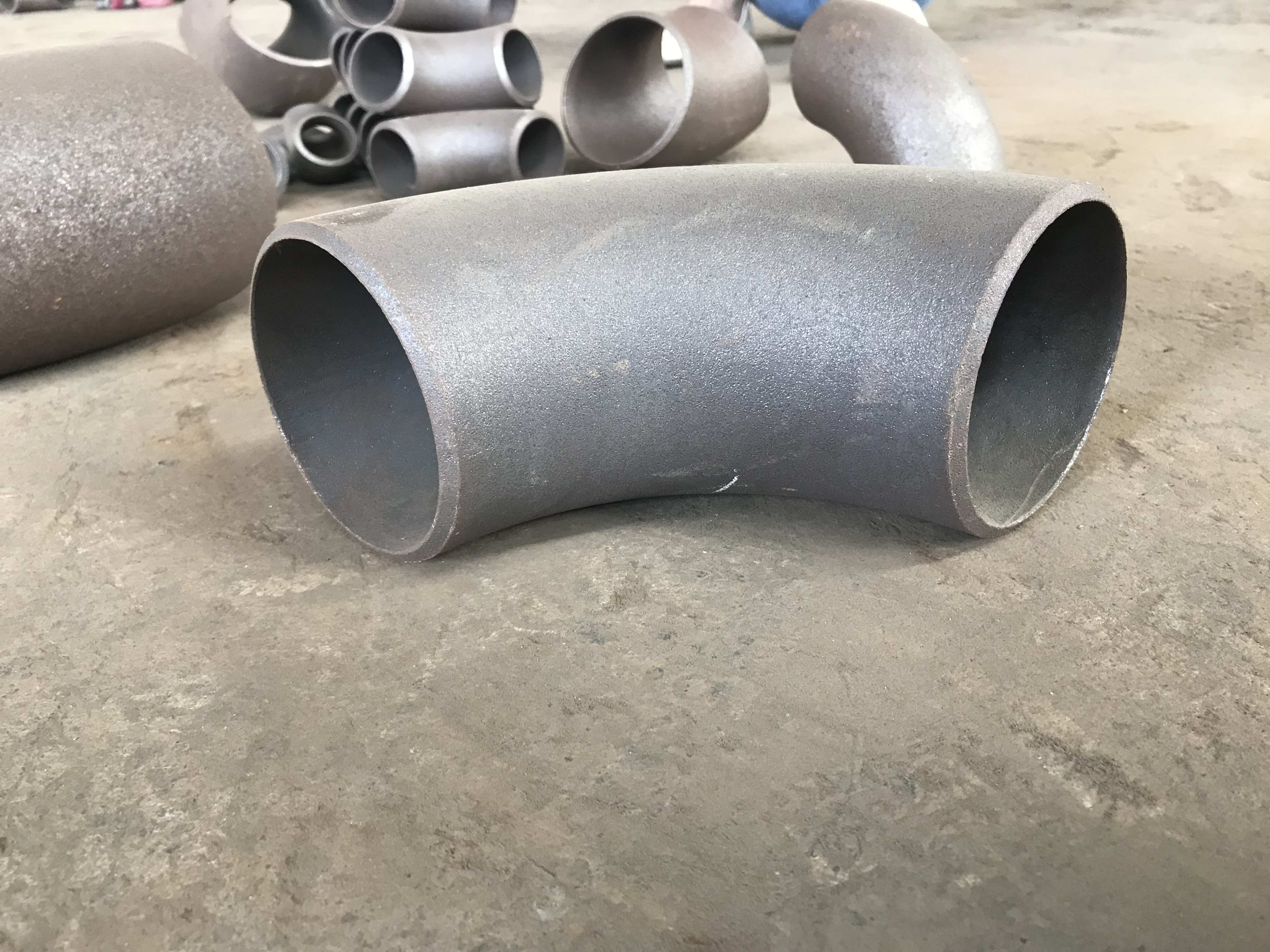 工业管道系统中焊接弯头的核心作用与专业批发指南